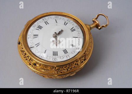 William Gib Junior, Taschenuhr mit goldenem Ajour außerhalb des Schrankes, ajour Innenfach mit Einfügung in Shell und Staub bei der Bewegungsfreiheit, Emailzifferblatt, Pocket Watch Uhrwerk Messgerät gold Emaille Edelstahl Messing Glas, Box 6.0 weisses Emailzifferblatt mit gebogenen Minute band mit arabischen Ziffern der Minutenanzeige und Römischen Stundenziffern. Ajourge gesägt Stahl Hände die Uhr mit Spindel und Wiederholung Mechanismus für Stunden und Viertel. Einfache runde Säulen. Die Rückplatte mit einer ajour gesägt Brücke in asymmetrischen Verzierungen und dito Ornament mit gebläuten Schrauben Versilbert 'Kompass' mit der Nu geschraubt Stockfoto