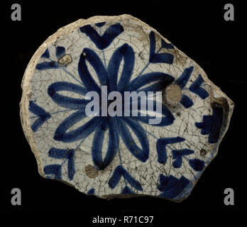 Fragment majolika Teller, Blau auf Weiß, Dekoration 8-Blatt florales Muster, Platte Geschirr halter Boden finden Keramik Steingut glasiert, gebackene Unterseite mit klaren Vorsprung abgedeckt Glasur. Monochrome Archäologie Essen servieren zu dienen Stockfoto