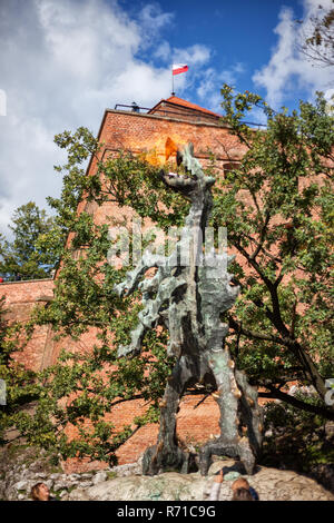 Polen, Krakau, der Wawel Dragon (Polnisch: Smok Wawelski) Atmung Feuer, Metall Skulptur im Jahre 1969 entworfen von Bronisław Chromy, Wahrzeichen der Stadt vor Stockfoto