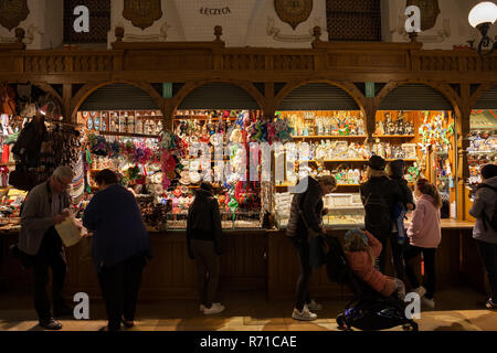 Polen, Krakau, Leute, Touristen Einkaufen für Geschenke und Souvenirs in den Tuchhallen (Polnisch: Sukiennice). Stockfoto