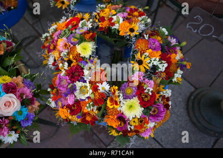 Blumenkranz, runder Blumenstrauß auf dem Marktplatz, Ansicht von oben Stockfoto