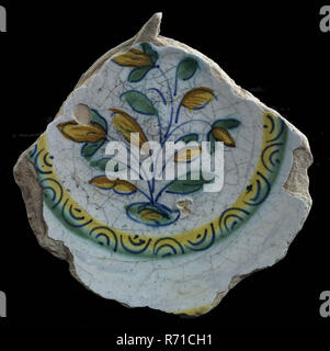 Fragment majolika Teller, polychrome, drei Blumen am Stück Land, Platte Geschirr halter Boden finden Keramik Steingut glasiert, gebackene Unterseite mit Blei gedeckten Glasur. Polychrome Gelb Shard mit einer roten Ader. Dekoration rund um die Blume besteht aus gelben und grünen Band über die blauen Bogen Einrichtung ist Archäologie schmücken das Abendessen serviert lackiert Stockfoto