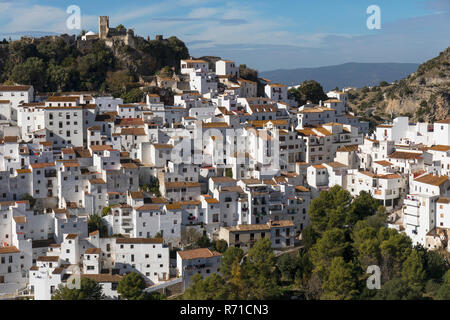 Casares, Provinz Malaga, Andalusien, Südspanien. Iconic weiß - Bergdorf gewaschen. Beliebte Ausflug ins Landesinnere von der Costa del Sol. Stockfoto