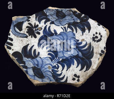 Fragment majolika Teller, Blau auf Weiß, chinesische Einrichtung mit Blumen, Teller Geschirr halter Boden finden Keramik Keramik Glasur, Op fried Archäologie servieren servieren dekorieren China Stockfoto