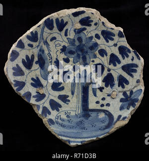 Fragment majolika Teller, Blau auf Weiß, Blumenvase und Vogel im chinesischen Stil, Teller Geschirr halter Boden finden Keramik Keramik Glasur, Op Fürsten fried Deep Dish Schüssel geformten Seele Archäologie Essen verzieren China aus Stockfoto