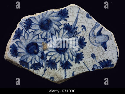 Fragment majolika Teller, Blau auf Weiß, Blumen, Teller Geschirr halter Boden finden Keramik Keramik Glasur, Op fried Archäologie Essen verzieren servieren China Stockfoto