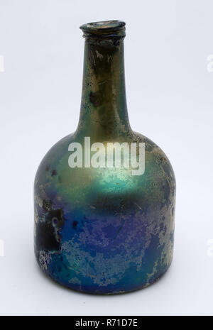 Zylindrische Flasche, Uhr Modell, Wein Flasche Flaschenhalter Boden finden Glas, mit Auferlegten rundum scharf Glas Gewinde und abgeflacht Lippe mit flachen chip Archäologie Rotterdam Dreieck Mariniersweg Verpackung Boden Entdeckung Mariniersweg Rotterdam vom 20. Juni 1983. Stockfoto