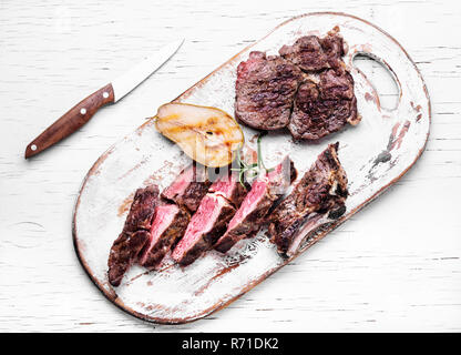 Geröstet geschnitten Grill Steak auf Holz Schneidebrett Stockfoto