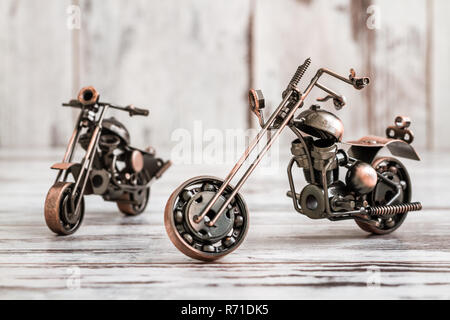 Mini Metall Modell Motorrad auf weißem Holz- Hintergrund Stockfoto