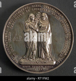 J. Elion, Medaille auf der 250. Jahrestag der Remonstrant Bruderschaft in Rotterdam, Penny Material Silber, zwei symbolische weiblichen Figuren, eine Frau mit Verzweigung Lilien in der rechten Hand das Andere mit Buch, auf das BIBLIA SACRA und defekte Manschette an ihrem rechten Fuß, NIHIL NIHIL NIHIL QVAESIVIMVS SPECTAVIMVS OPTAVIMVS ALIVD QVAM AVREAM omschrift ILLAM (außen) ET QVAE INTER SERVITVTEM ET LICENTIAM MEDIENINTERESSE LIBERTATEM. (Unterschrift) GAL: V: 6 (auf Sockel) Rotterdam Kommission für die Feier des 250. Jahrestages der Remonstrant Bruderschaft 1869. Stockfoto