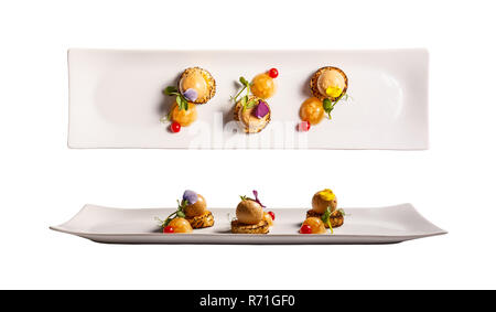 Ente Pastete mit Thymian mit Gelatine aus Quitte und Wein serviert auf weißem Hintergrund Stockfoto