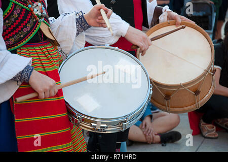 Mann und Frau spielen der Trommel und das Tragen der Tracht von Zamora, Spanien Stockfoto
