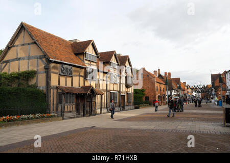 William Shakespeares Geburtsort in der Henley Street, Stratford-upon-Avon mit Touristen Touristen England Großbritannien, Tudor Fachwerkgebäude Stockfoto