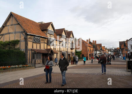 William Shakespeares Geburtsort in der Henley Street, Stratford-upon-Avon mit Touristen Touristen England Großbritannien, historisches Gebäude, Touristenattraktion Stockfoto