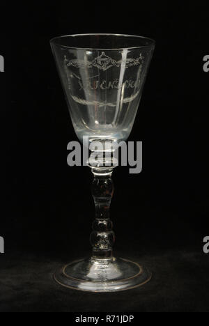 Chalice Glas mit Kartusche mit Freundschaft, wineglass Glas trinken Besteck Geschirr halter Glas Bleiglas, Gramm frei geblasen und bildeten diamond Gravur Kelch Glas (von 1725-1750) in klare, farblose Bleiglas Pontil mark unter runden hohlen aufsteigend Fuß mit Rim umgeklappt eingraviert. Auf drei konvex Knoten (Mitte mit eingeschlossene Luft blase) solides Licht Kunst Elemente Schaft mit drei gestapelte Knoten unten abgerundeten Trichter-förmige Kelch mit der abgerundeten Kante. Diamond Gravur (aus dem Zeitraum 1800-1820) auf Kelch: FRIENDSHAP an der Unterseite von Kronen oben eingerahmt durch Blätter Stockfoto