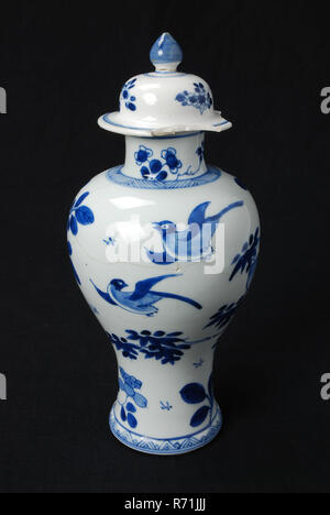 Weiße Vase mit blauen Branchen Blumen und Vögel, Vase die Vase Keramik Porzellan Geschirr halter Emaille, gebackene lackiert verglaste cabinet Set (1-4)., länglichen Kunst Elemente Körper mit Hals., glockenförmigen Deckel mit Zwiebelförmigen Knopf Home Interior dekorieren Stockfoto