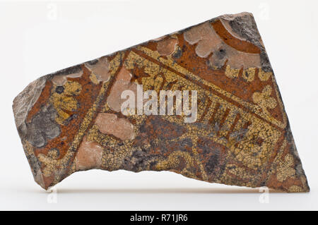 Fragment der Fliese mit Schlamm Technik, Text und Bild, Fliese Fliese Fliese Skulptur Boden finden Keramik Steingut Glasur Glasur führen, in Form gestanzt verglaste gebackene Lende Netzkabel Fragment der Fliese. Red shard führen Glasur Tränen über den unteren Glasur. Eingerichtet im Schlamm technik Dekoration besteht aus Segmenten der Rosette als Ecke füllen Platz mit breiten gelben Band, in denen vertiefte Buchstaben in der Mitte kleine Bild entlang der Kanten des Rahmens zwei kleeblättern pro Seite Gothic Skript Archäologie indigenen Töpferei gothic Stockfoto