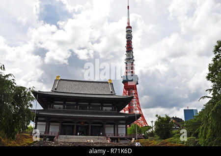 Menschen besuchen Zojoji Tempel mit den Tokyo Tower Anzeigen auf der Rückseite Stockfoto