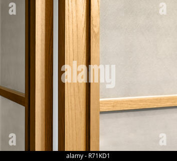 Braun Holz- Oberfläche mit Glas, Hintergrund. Holz Textur, Oberfläche. Holz- Muster. Stockfoto