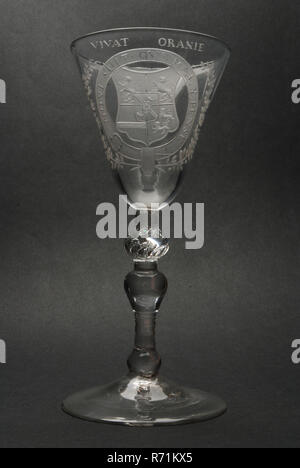 Becher mit Gravur Firmenschild aus Stadholder Willem V und VIVAT ORANIE, Wein Glas Glas trinken Besteck Geschirr halter Glas führen Glas, mit über ca. 5,0 cm Bruch mit kontinuierlichen Knacken und kleinen Chip. Auf solide Runde Knoten massive Reverse balustere runden festen Knoten mit zwei Reihen von eingeschlossenen Luftblasen Trichter Kelch geformt (DM 0,9 - 9,0 cm) mit auf der einen Seite das Wappen von Stadholder William V durch "Strumpfband" mit Text CHONI ANZUG umgeben. QUI: MAL. Y PENSE* und auf beiden Seiten orange - apple Niederlassungen über Text VIVAT ORANIUM radgravure Top der Kelch: Vivat Oranie h Stockfoto