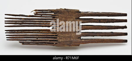 Fragment der hölzernen Kamm mit groben und feinen Zähnen, Kamm fragment Boden finden, Holz, gesägt, geschnitten w 7.0 Fragment aus Holz Kamm. Zentrum Stück auf der einen Seite grob Zähne, die andere feine Zähne Dicke center Stück an den Punkten der Zähne immer schmaler. Abgerundet Punkte auf den Zähnen. Holz in einem vernünftigen Zustand Archäologie Rotterdam Dreieck Botersloot Binnenrotte kümmern sich um Ihre persönliche Betreuung Haarschnitt Schädlingsbekämpfung luis Boden Entdeckung Rotterdam Binnenrotte ist hinter dem Botersloot. Stockfoto