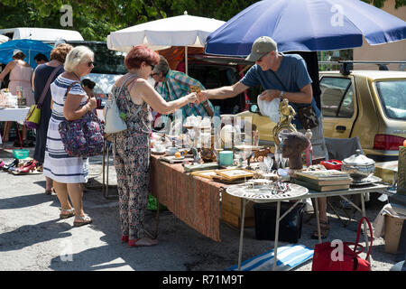 Montauroux Street Market, Verkauf von Antiquitäten, bric-a-brac, Provence-Alpes-Côte d'Azur, Var Region südöstliches Frankreich, Europa Stockfoto