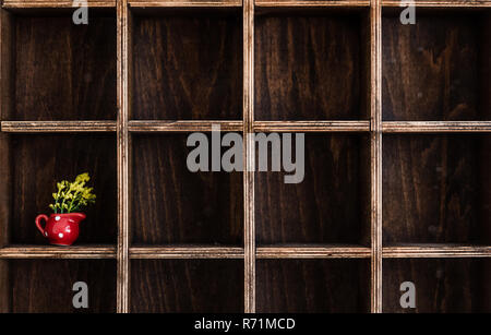Bunte Blumen auf handgefertigten Holzmöbeln rustikal Wandregal Stockfoto