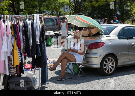 Montauroux Street Market, Verkauf von Antiquitäten, bric-a-brac, Provence-Alpes-Côte d'Azur, Var Region südöstliches Frankreich, Europa Stockfoto