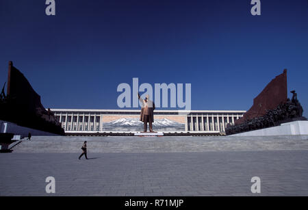 Eine riesige Bronzestatue von Kim Il Sung dominiert eine Pjöngjang Hügel, von sozialistischen realistische Skulpturen umgeben. Stockfoto