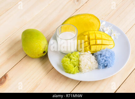 Mango und Naturfarbene klebrigen Reis mit Kokosmilch, thailändisches Dessert Stockfoto