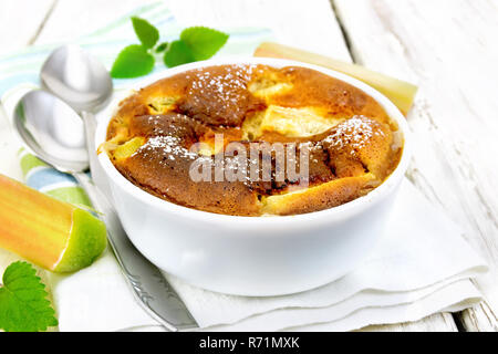 Klafuti mit Rhabarber in der Schüssel an Bord Stockfoto