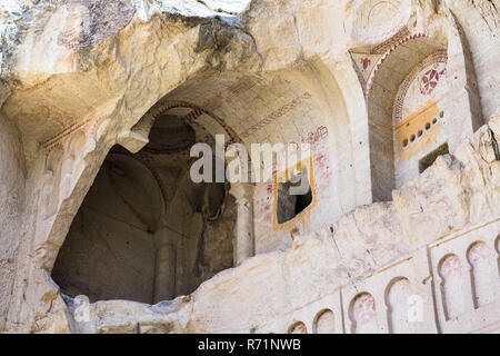 Alte Dunkle Kirche in der Nähe von Göreme Stadt Stockfoto