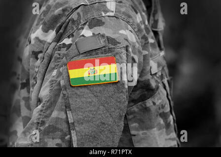 Flagge Bolivien auf Soldaten arm. Flagge Bolivien über militärische Uniformen (Collage). Stockfoto