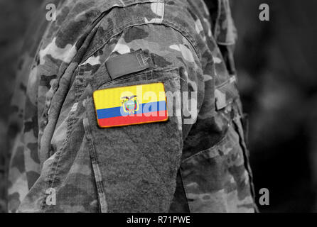 Flagge Ecuador auf Soldaten arm. Flagge Ecuador über militärische Uniformen (Collage). Stockfoto