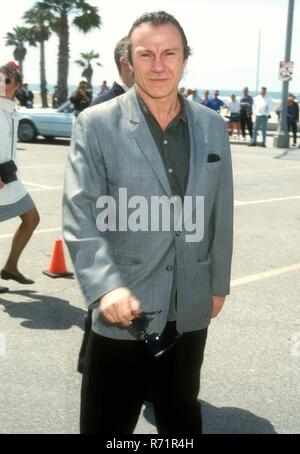 SANTA MONICA, CA - 27. März: Schauspieler Harvey Keitel besucht die achte jährliche IFP/West Independent Spirit Awards am 27. März 1993 am Strand von Santa Monica in Santa Monica, Kalifornien. Foto von Barry King/Alamy Stock Foto Stockfoto