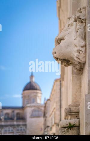 Lion face Skulptur an der Wand in Dubrovnik. Stockfoto