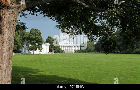 Blick auf das Schloss und der Park auf yelagin Insel in St. Petersburg Stockfoto