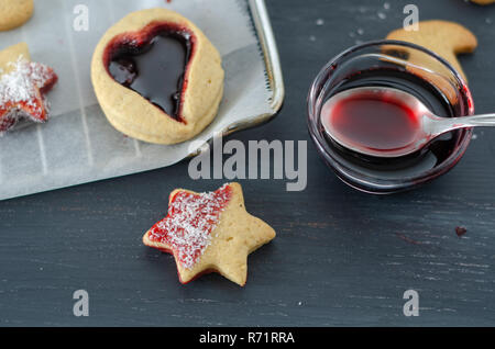 Herzförmig und sternförmigen Cookies auf einen hölzernen Tisch. Stockfoto