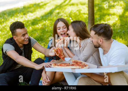 Hochschule Gehilfen sind essen Pizza Stockfoto