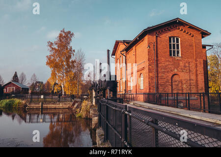 Alte Wasserkraftwerk und seine Gebäude in Mariehamn Finnland bei Sonnenuntergang an einem Herbstabend Stockfoto