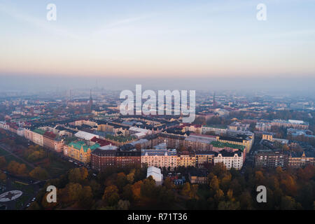 Altstadt von Helsinki Finnland aus der Luft an einem nebligen Morgen im Herbst gesehen Stockfoto