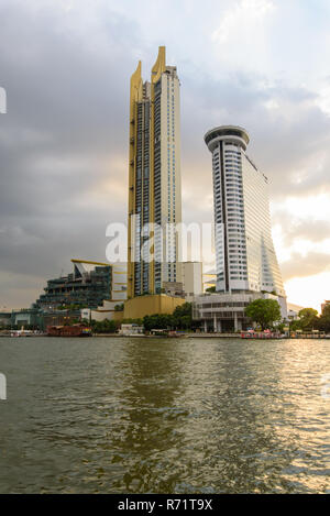 Bangkok, Thailand - 23 Nov, 2018: ICONSIAM Einkaufszentrum mit Wolke am Himmel im Sonnenuntergang Stockfoto