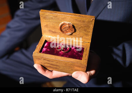 Schöne goldene Hochzeit Ringe Ringe liegen in einer Schatulle Stockfoto