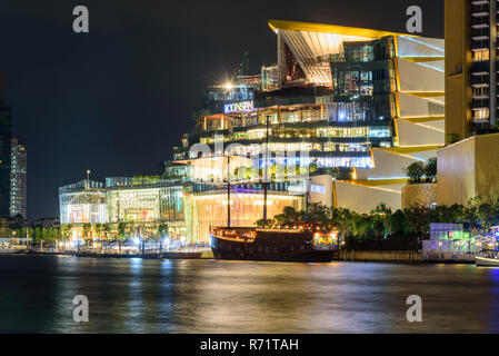 Bangkok, Thailand - 23 Nov, 2018: ICONSIAM Einkaufszentrum mit Wolke am Himmel im Sonnenuntergang Stockfoto