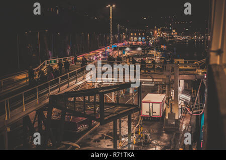 Editorial 11.30.2018 Stockholm Schweden, Passagiere aussteigen MS Viking Grace aus dem Auto Rampe Stockfoto