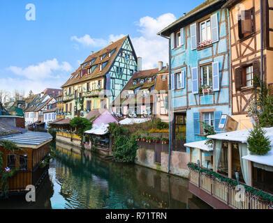 Malerische alte touristische Gegend in der Nähe der Altstadt von Colmar, Haut-Rhin, Alsace, France. Traditionelle alte Häuser für Weihnachten dekoriert auf dem c Stockfoto