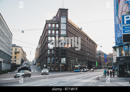 Editorial 11.17.2018 Helsinki, Finnland, fast leere Straße bei Sonnenuntergang an einem Herbsttag Stockfoto