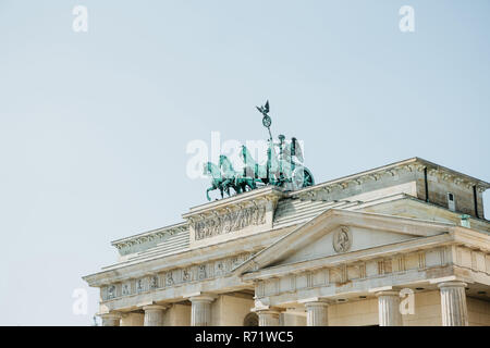 Detailansicht der Brandenburger Tor gegen den blauen Himmel. Dies ist eine der Sehenswürdigkeiten von Berlin in Deutschland. Stockfoto