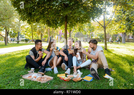 Universität Freunde mit Mittagessen Stockfoto