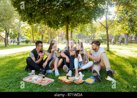 Freunde genießen Street Food Stockfoto